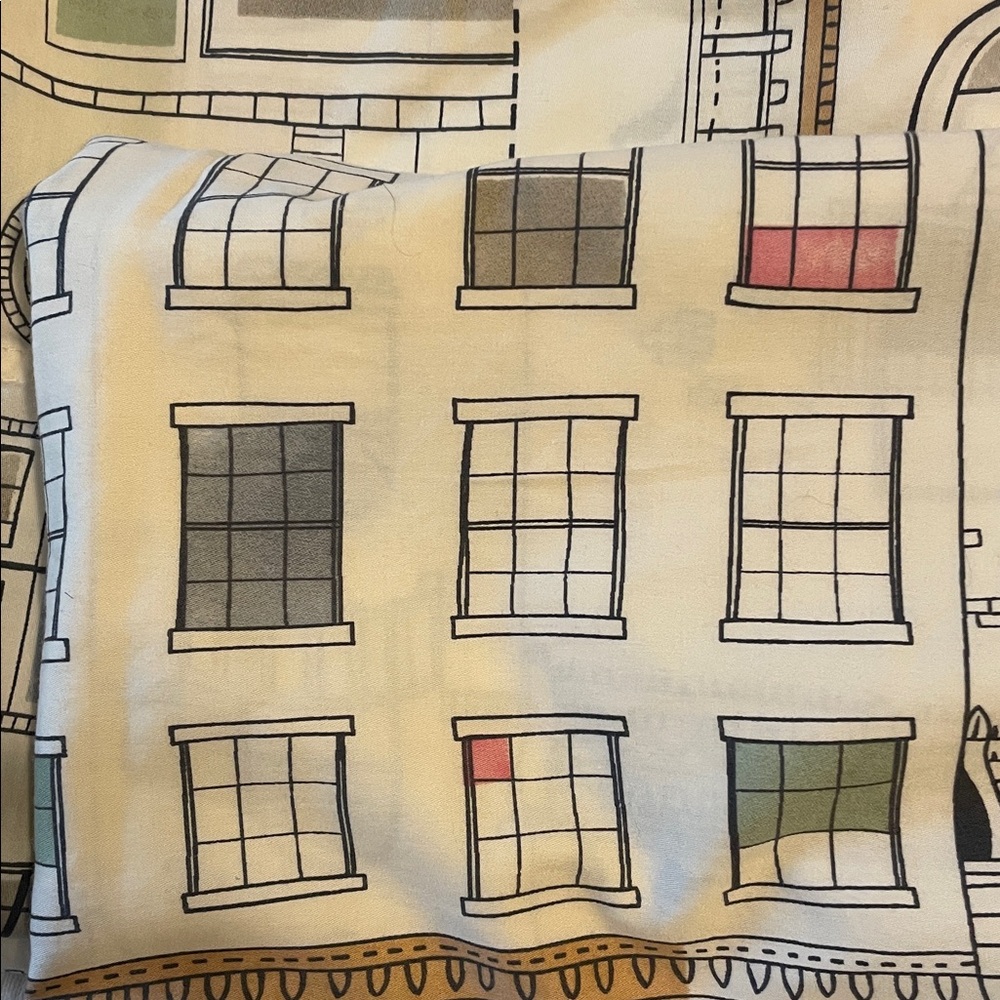 Two pillowcases with a unique city design. - Picture 7 of 7